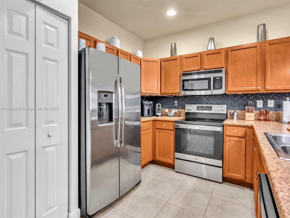 合同活跃: $2,975 (3 贝兹, 2 浴室, 1545 平方英尺)