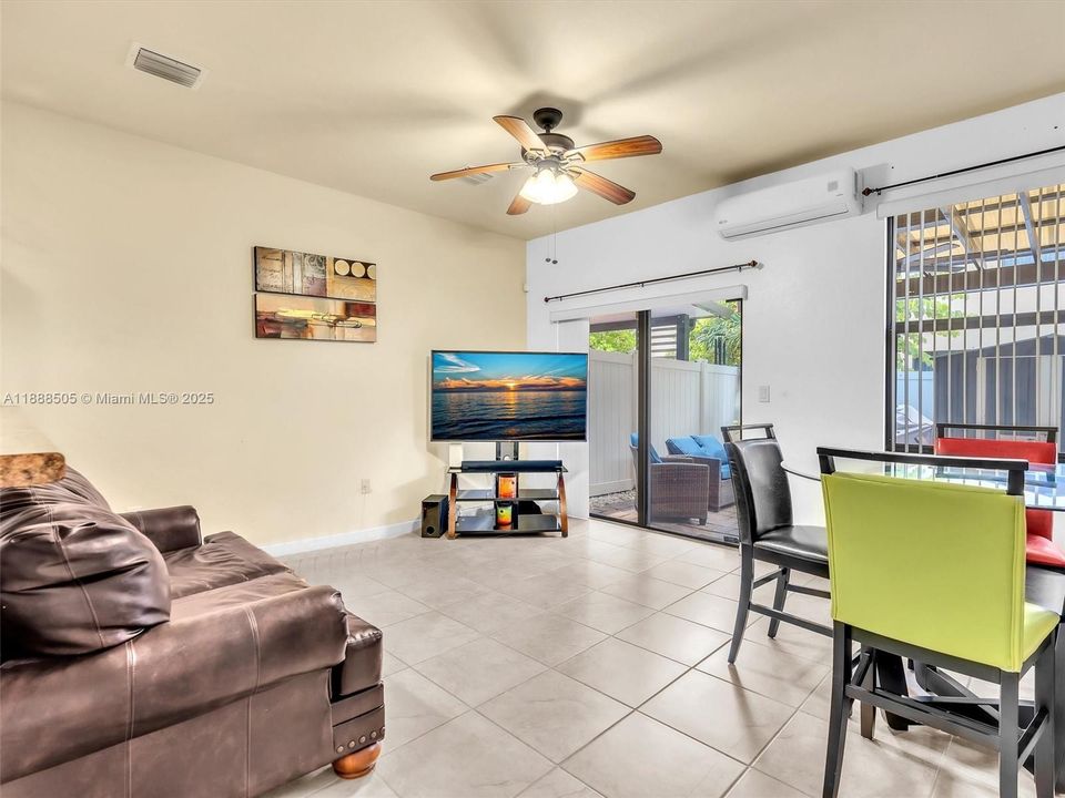 合同活跃: $2,975 (3 贝兹, 2 浴室, 1545 平方英尺)