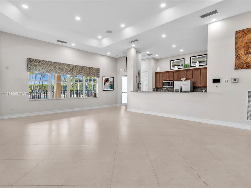 合同活跃: $2,975 (3 贝兹, 2 浴室, 1545 平方英尺)