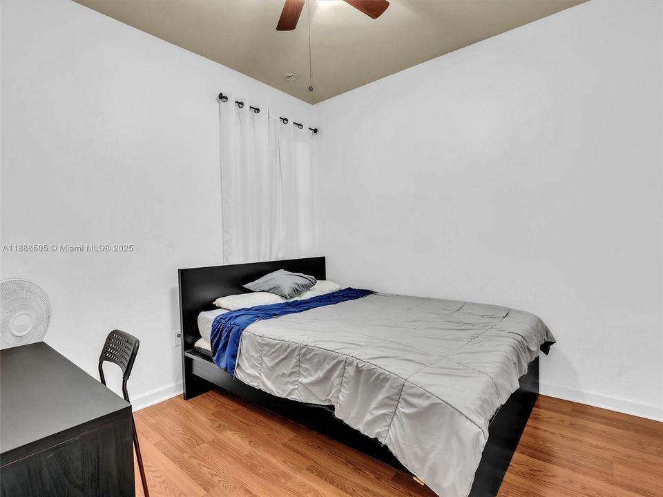 合同活跃: $2,975 (3 贝兹, 2 浴室, 1545 平方英尺)