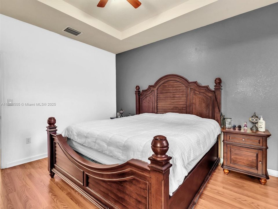 合同活跃: $2,975 (3 贝兹, 2 浴室, 1545 平方英尺)