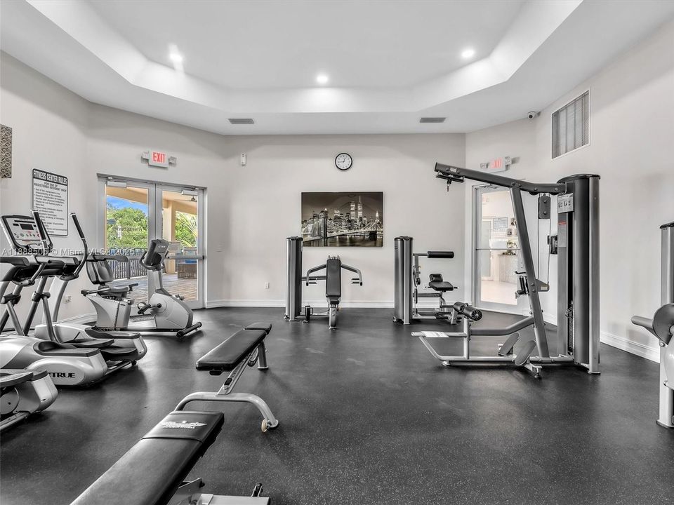 合同活跃: $2,975 (3 贝兹, 2 浴室, 1545 平方英尺)