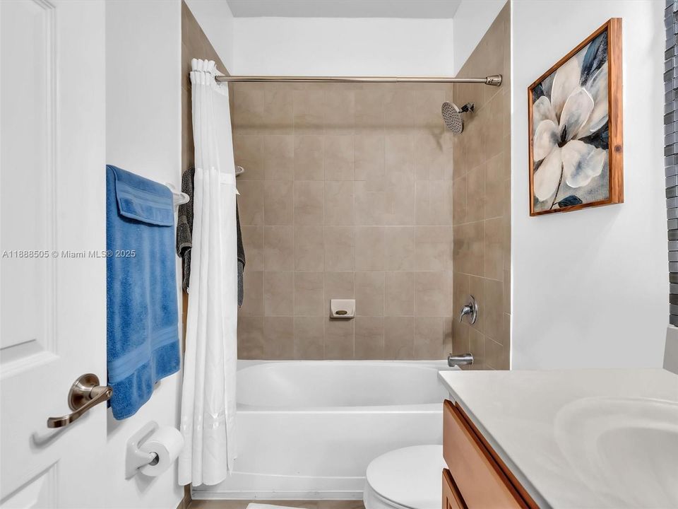 合同活跃: $2,975 (3 贝兹, 2 浴室, 1545 平方英尺)