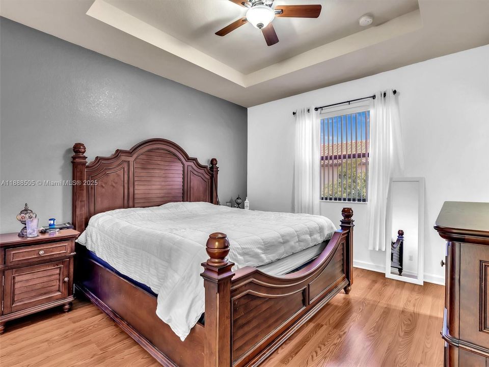 合同活跃: $2,975 (3 贝兹, 2 浴室, 1545 平方英尺)