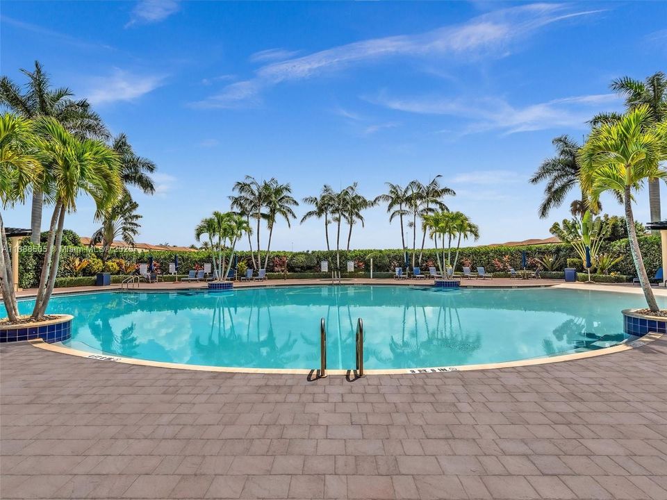 合同活跃: $2,975 (3 贝兹, 2 浴室, 1545 平方英尺)