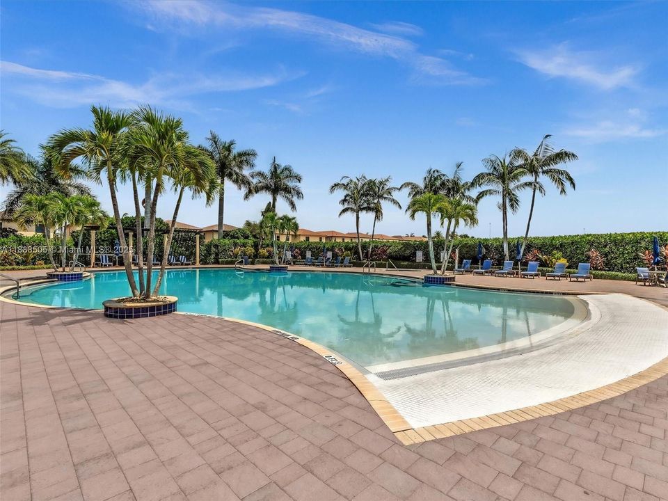 合同活跃: $2,975 (3 贝兹, 2 浴室, 1545 平方英尺)