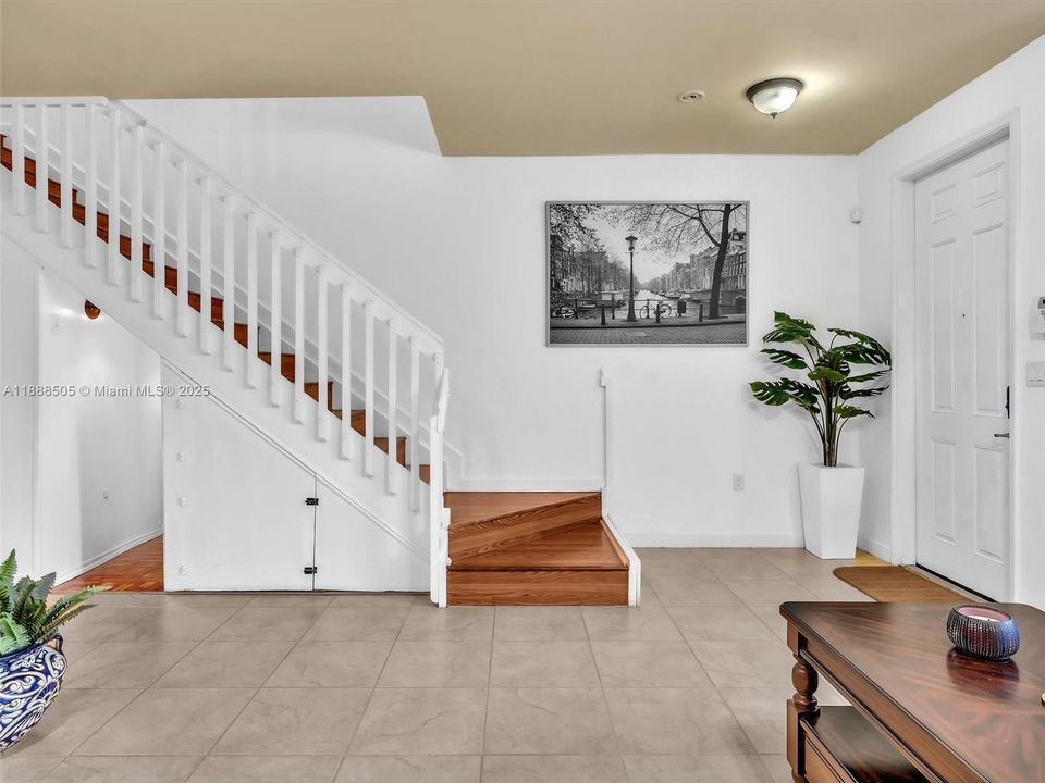 合同活跃: $2,975 (3 贝兹, 2 浴室, 1545 平方英尺)