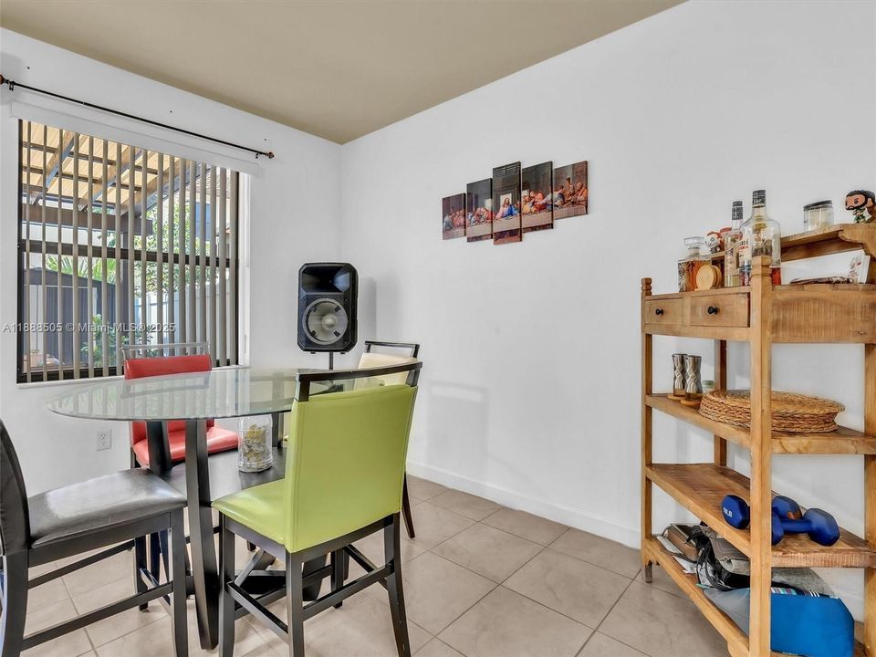 合同活跃: $2,975 (3 贝兹, 2 浴室, 1545 平方英尺)