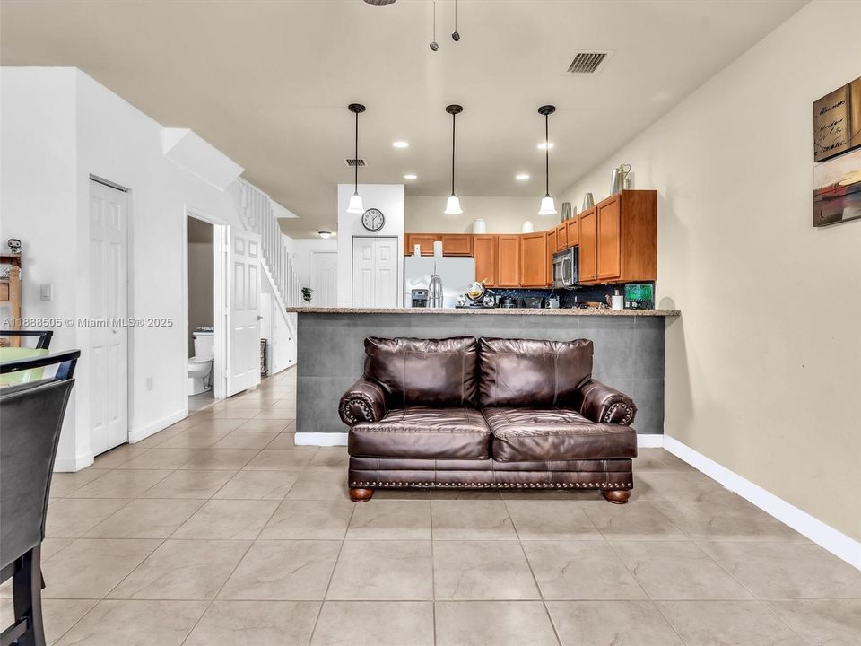 合同活跃: $2,975 (3 贝兹, 2 浴室, 1545 平方英尺)