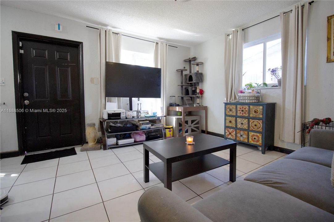 Недавно продано: $310,000 (3 спален, 1 ванн, 912 Квадратных фут)