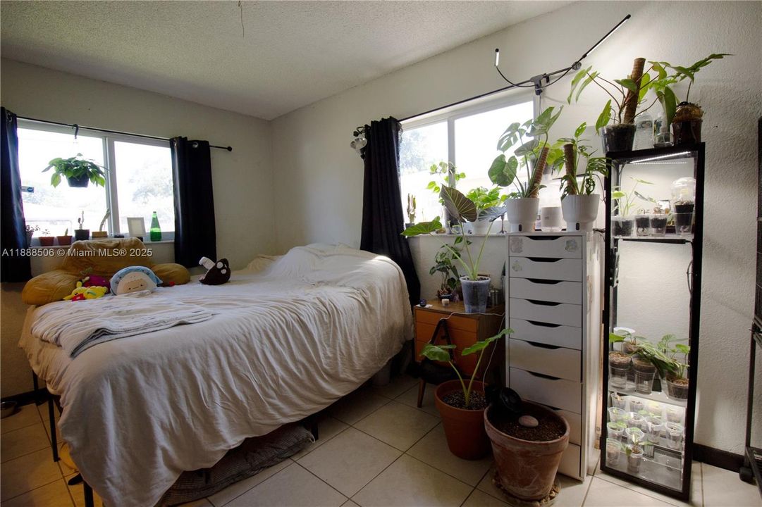 Недавно продано: $310,000 (3 спален, 1 ванн, 912 Квадратных фут)