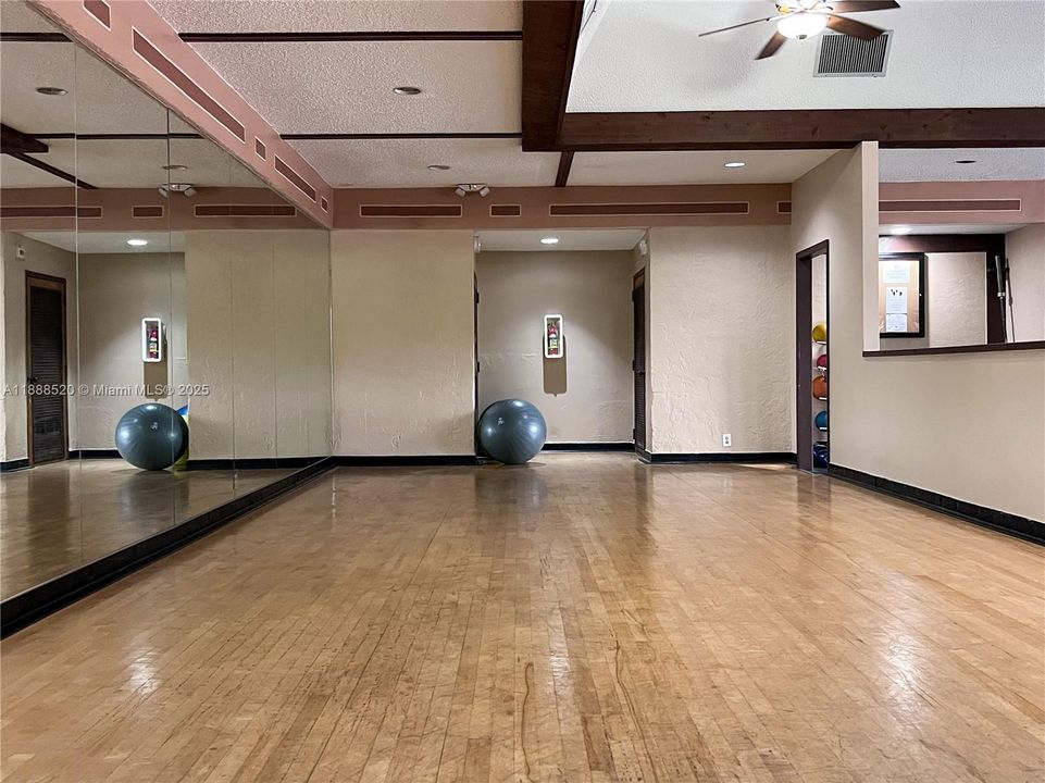 Recently Rented: $2,595 (2 beds, 2 baths, 1117 Square Feet)