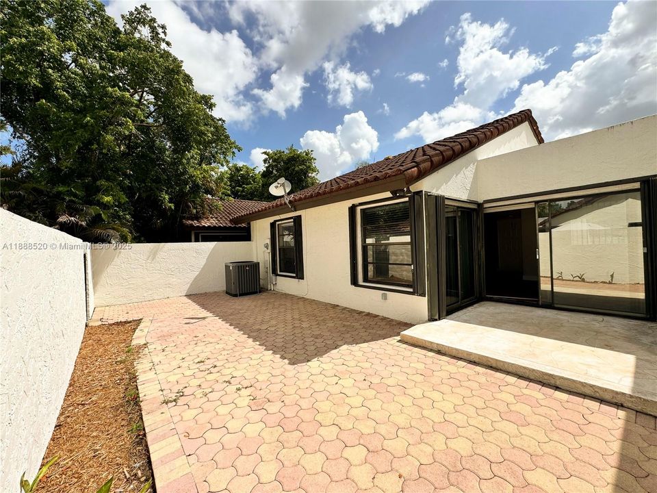 Recently Rented: $2,595 (2 beds, 2 baths, 1117 Square Feet)