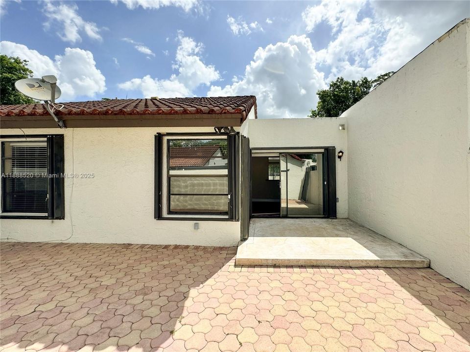 Recently Rented: $2,595 (2 beds, 2 baths, 1117 Square Feet)