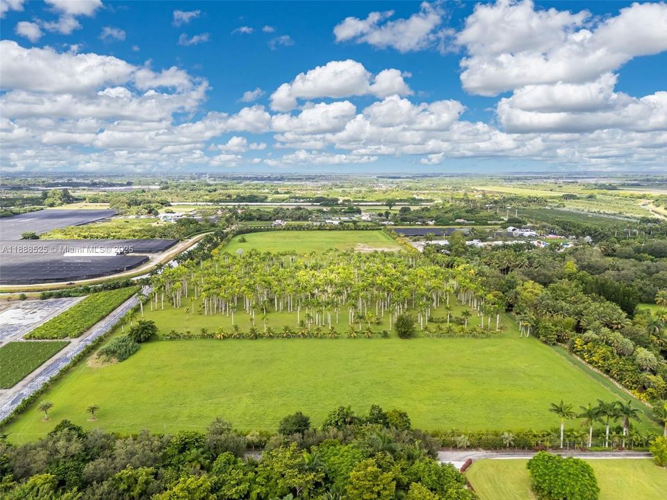 En Venta: $2,775,600 (10.28 acres)