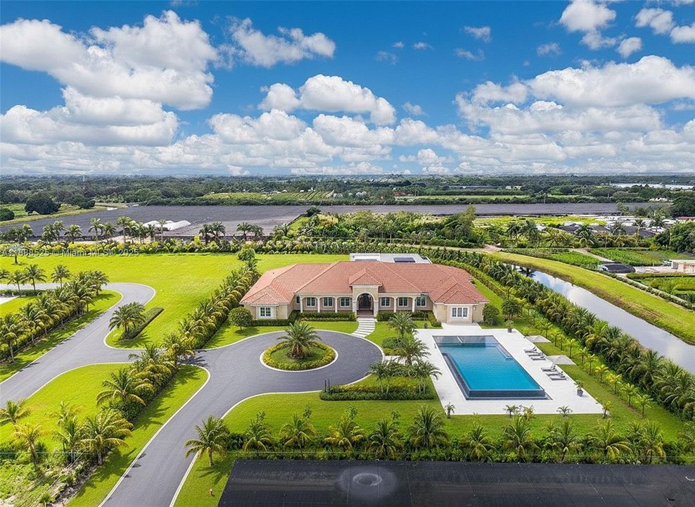 En Venta: $2,775,600 (10.28 acres)