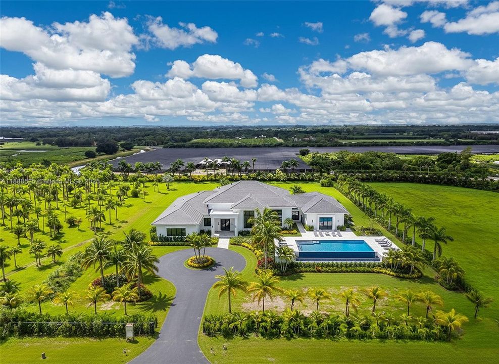 En Venta: $2,775,600 (10.28 acres)