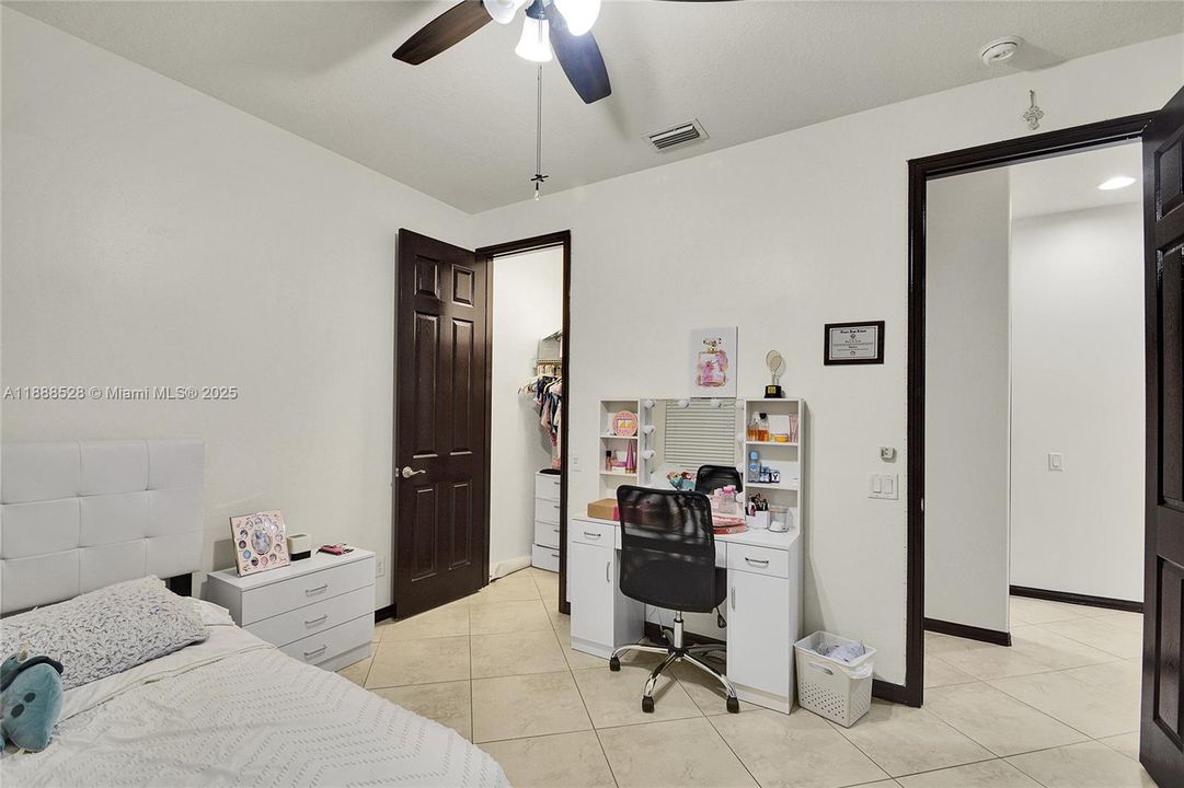 合同活跃: $408,000 (3 贝兹, 2 浴室, 2581 平方英尺)