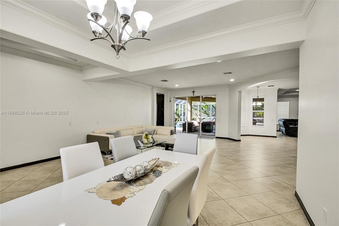 合同活跃: $408,000 (3 贝兹, 2 浴室, 2581 平方英尺)