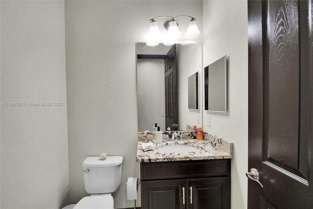 合同活跃: $408,000 (3 贝兹, 2 浴室, 2581 平方英尺)