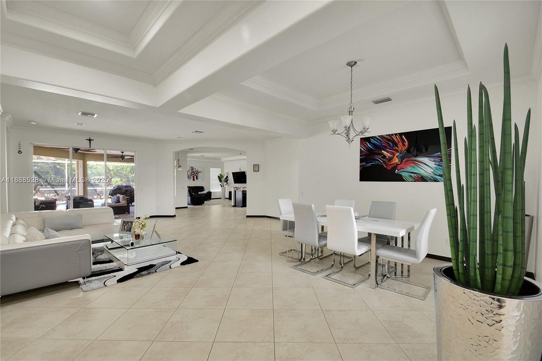 合同活跃: $408,000 (3 贝兹, 2 浴室, 2581 平方英尺)