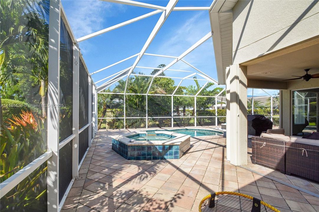 合同活跃: $408,000 (3 贝兹, 2 浴室, 2581 平方英尺)