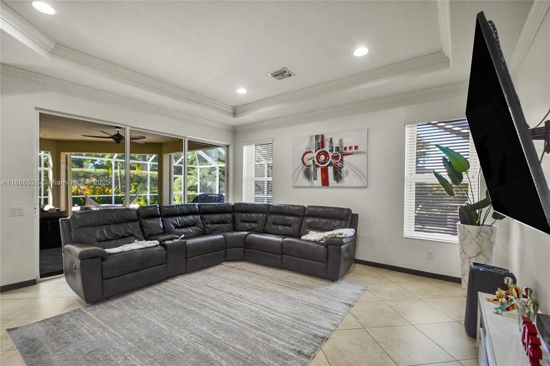 合同活跃: $408,000 (3 贝兹, 2 浴室, 2581 平方英尺)