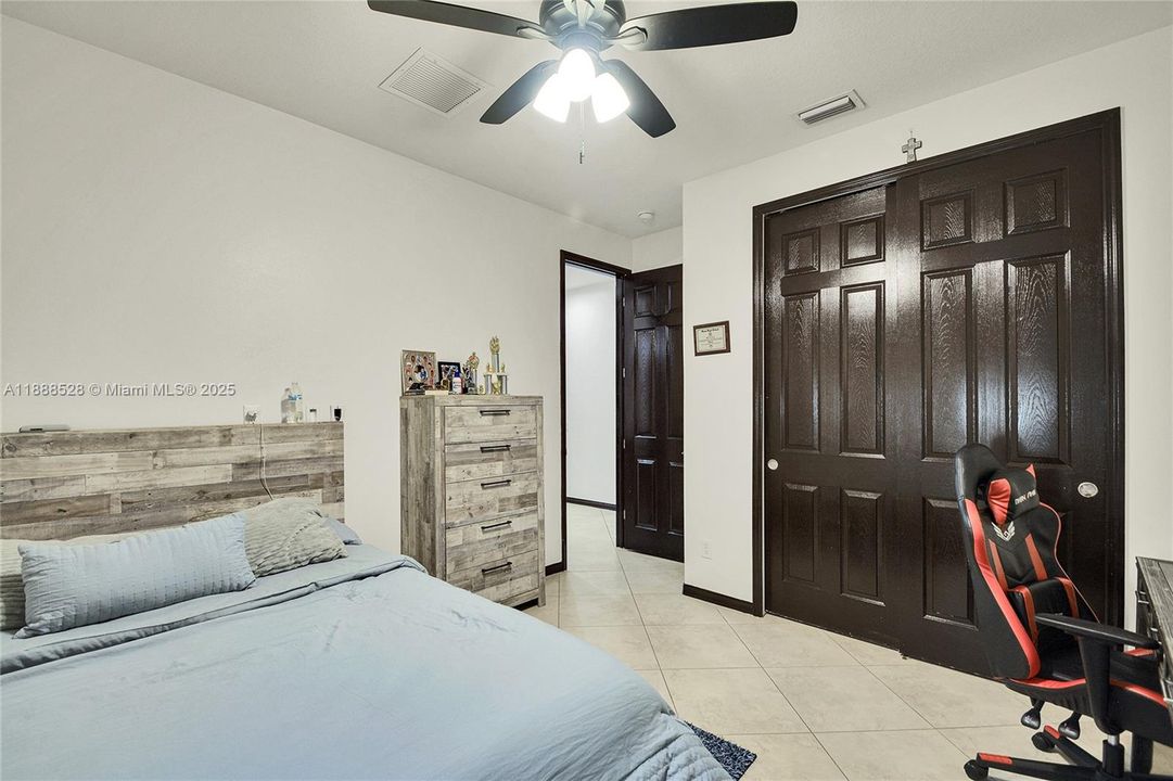 合同活跃: $408,000 (3 贝兹, 2 浴室, 2581 平方英尺)