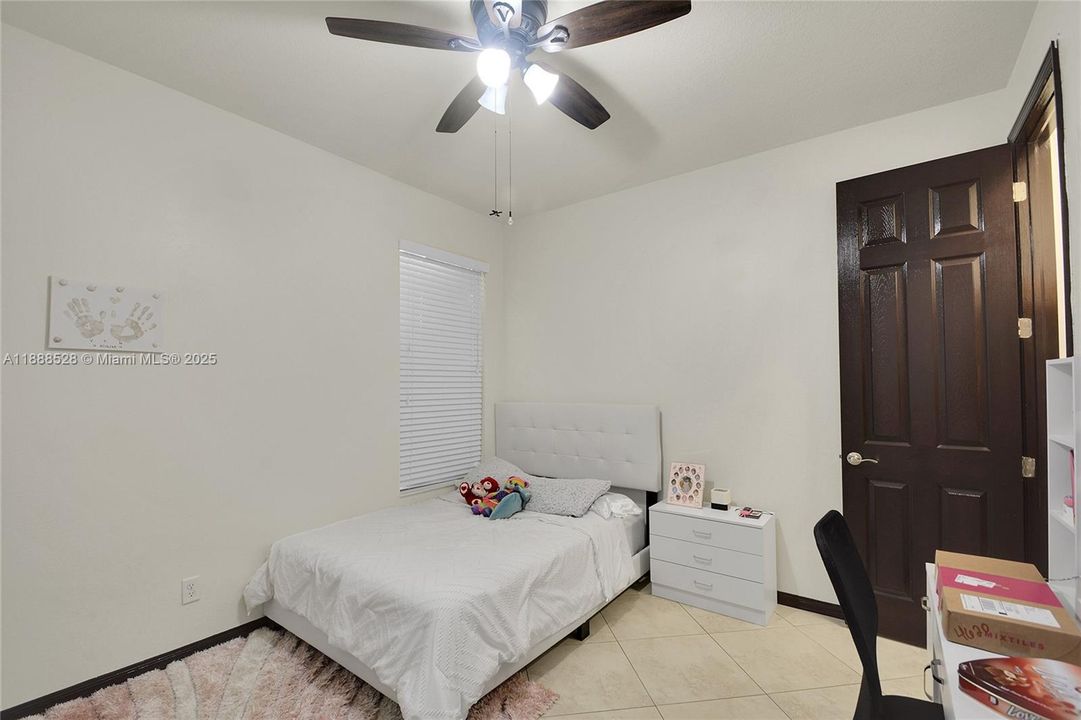 合同活跃: $408,000 (3 贝兹, 2 浴室, 2581 平方英尺)