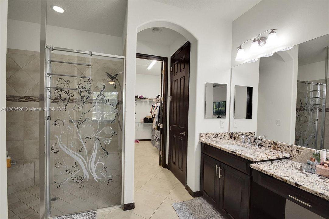 合同活跃: $408,000 (3 贝兹, 2 浴室, 2581 平方英尺)