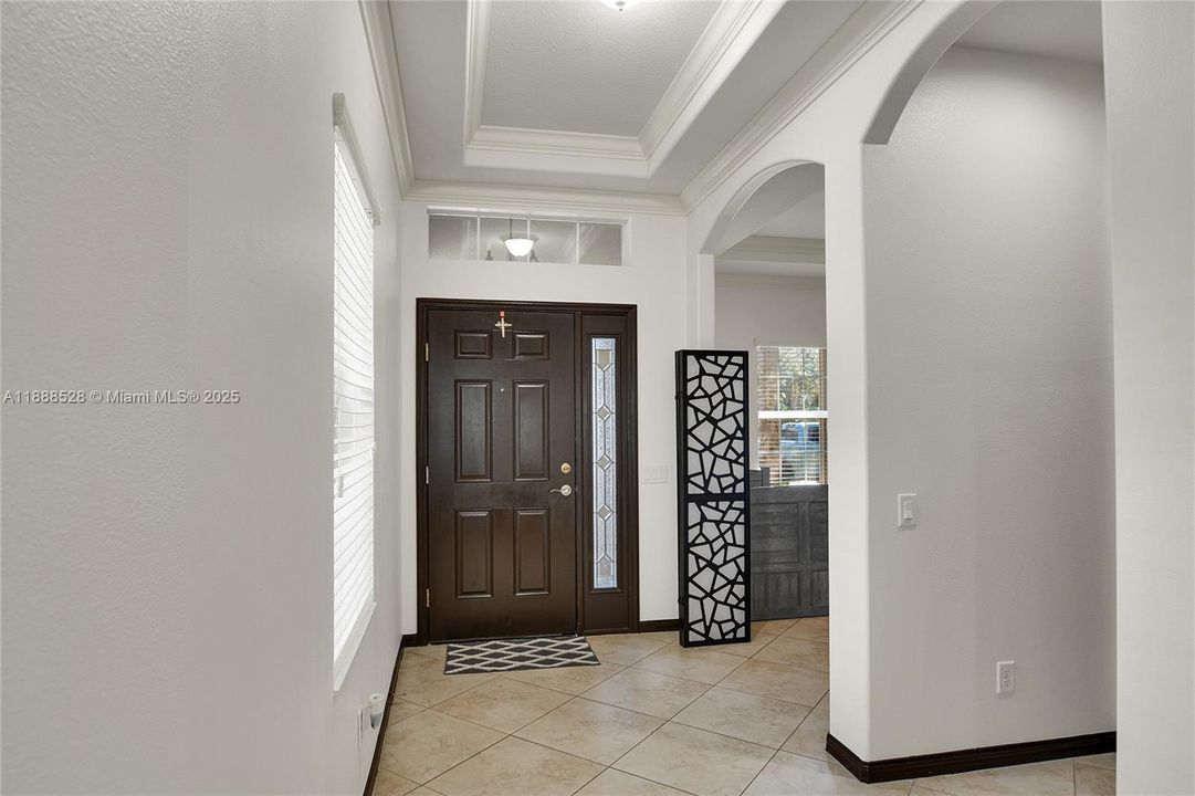 合同活跃: $408,000 (3 贝兹, 2 浴室, 2581 平方英尺)