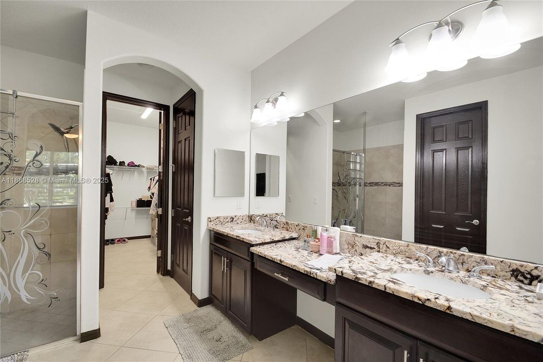 合同活跃: $408,000 (3 贝兹, 2 浴室, 2581 平方英尺)