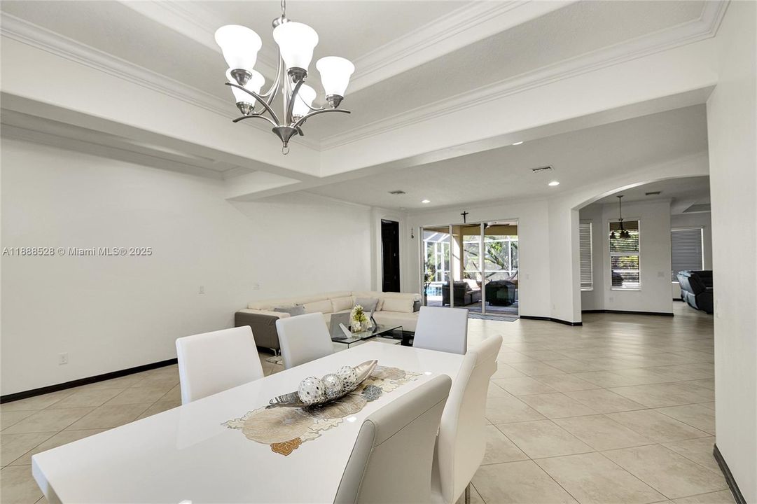 合同活跃: $408,000 (3 贝兹, 2 浴室, 2581 平方英尺)