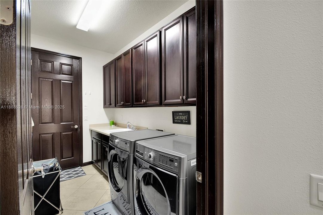 合同活跃: $408,000 (3 贝兹, 2 浴室, 2581 平方英尺)