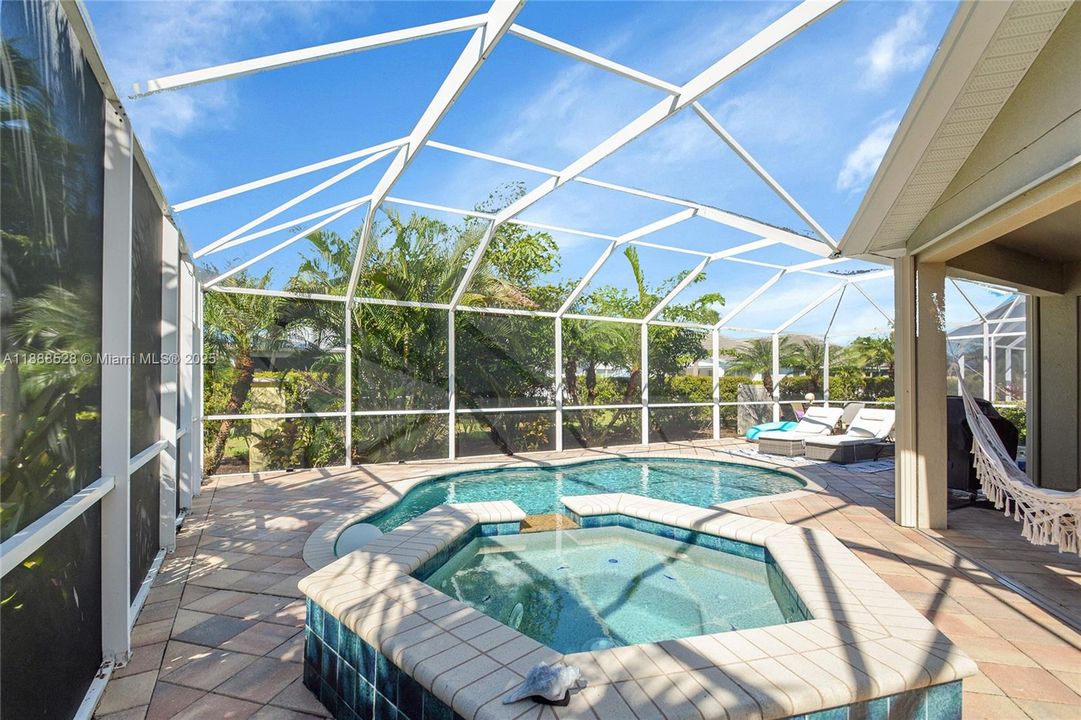 合同活跃: $408,000 (3 贝兹, 2 浴室, 2581 平方英尺)