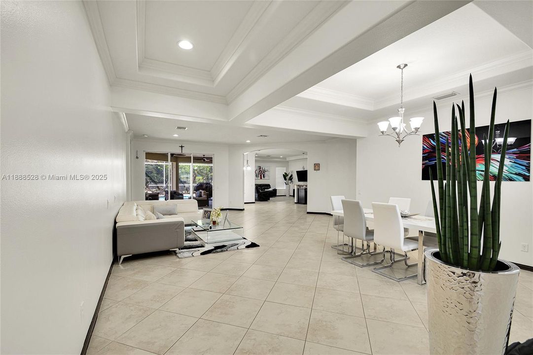 合同活跃: $408,000 (3 贝兹, 2 浴室, 2581 平方英尺)