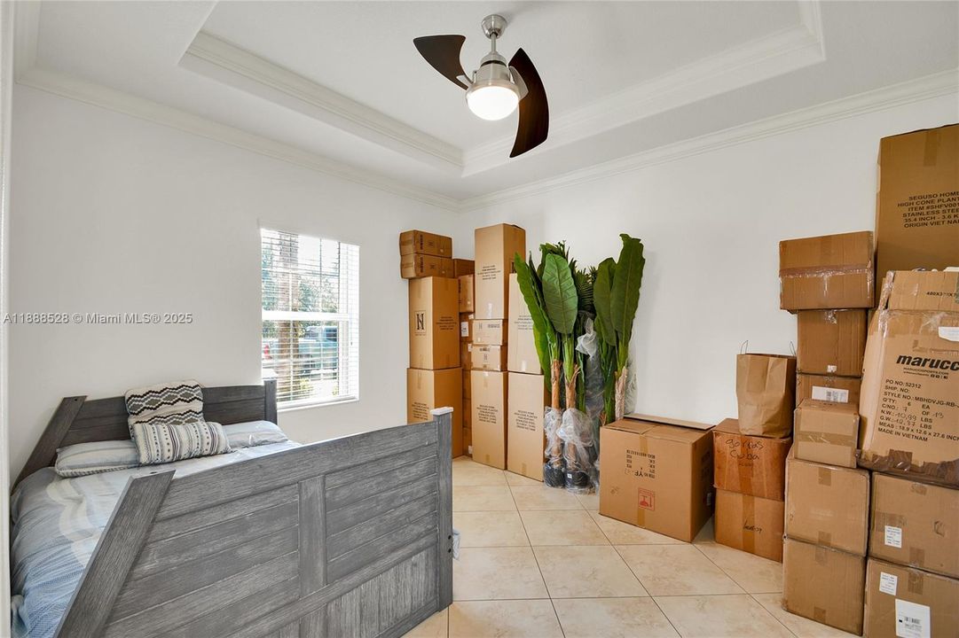 合同活跃: $408,000 (3 贝兹, 2 浴室, 2581 平方英尺)