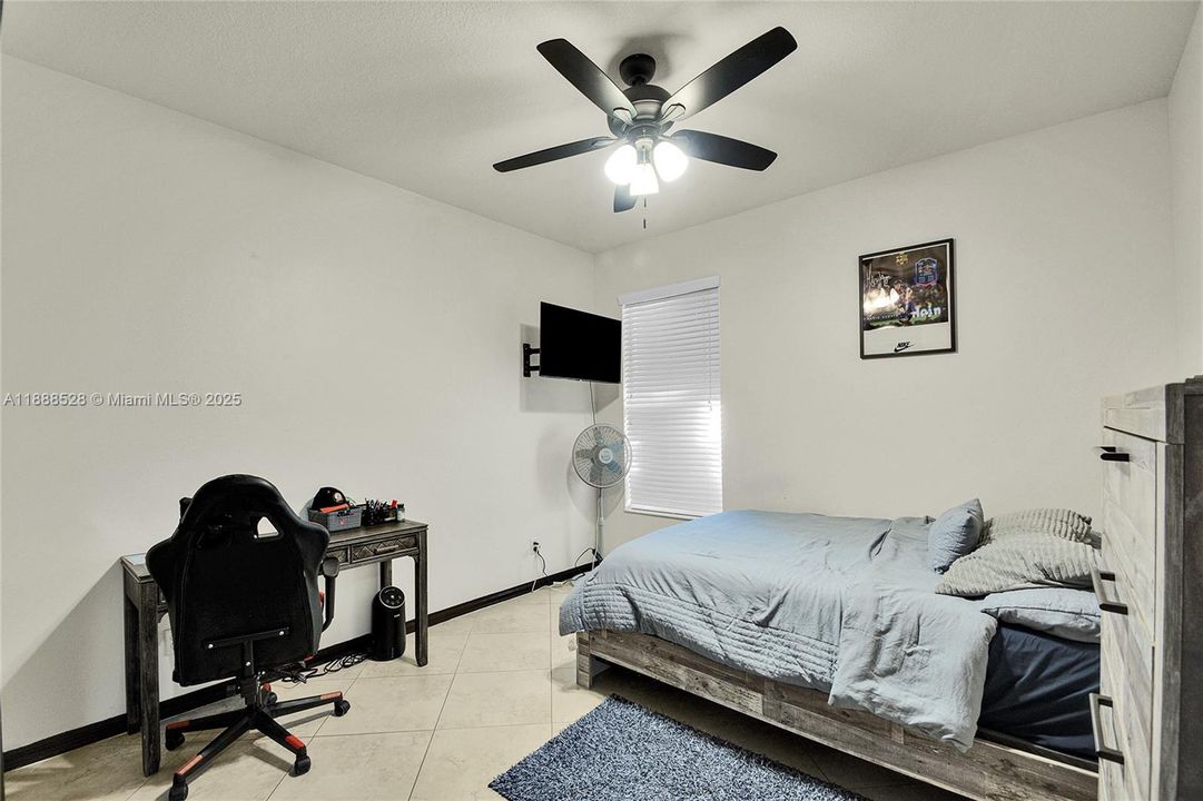 合同活跃: $408,000 (3 贝兹, 2 浴室, 2581 平方英尺)