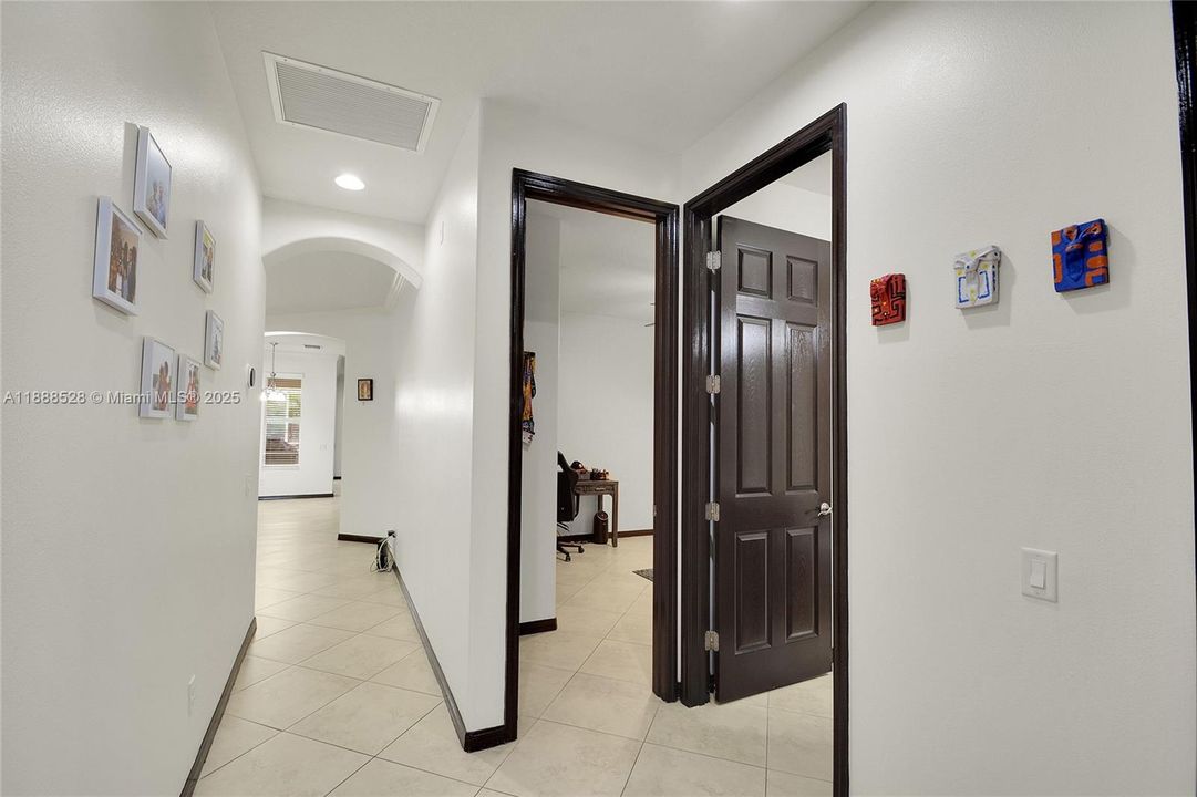 合同活跃: $408,000 (3 贝兹, 2 浴室, 2581 平方英尺)