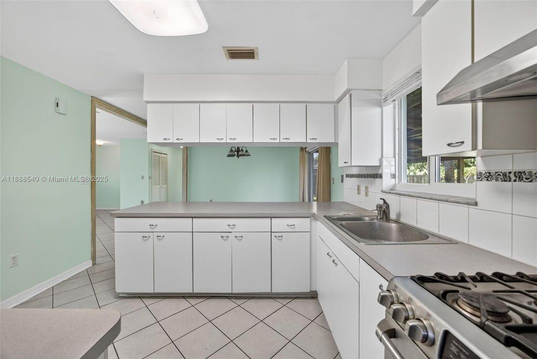 Active With Contract: $525,000 (3 beds, 2 baths, 1531 Square Feet)