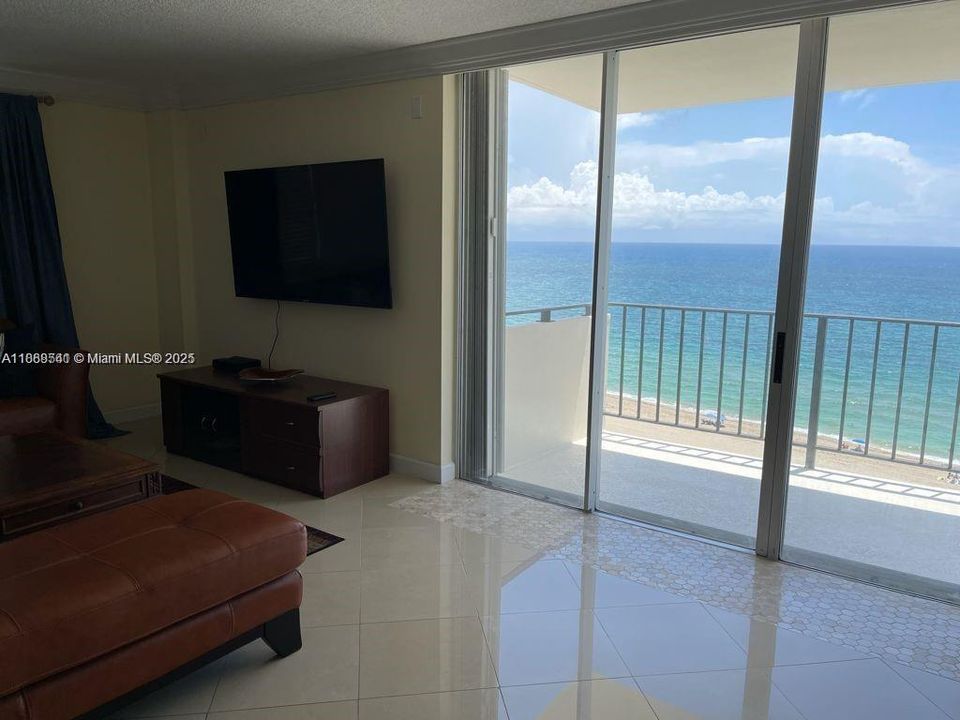 Active With Contract: $3,800 (2 beds, 2 baths, 1210 Square Feet)