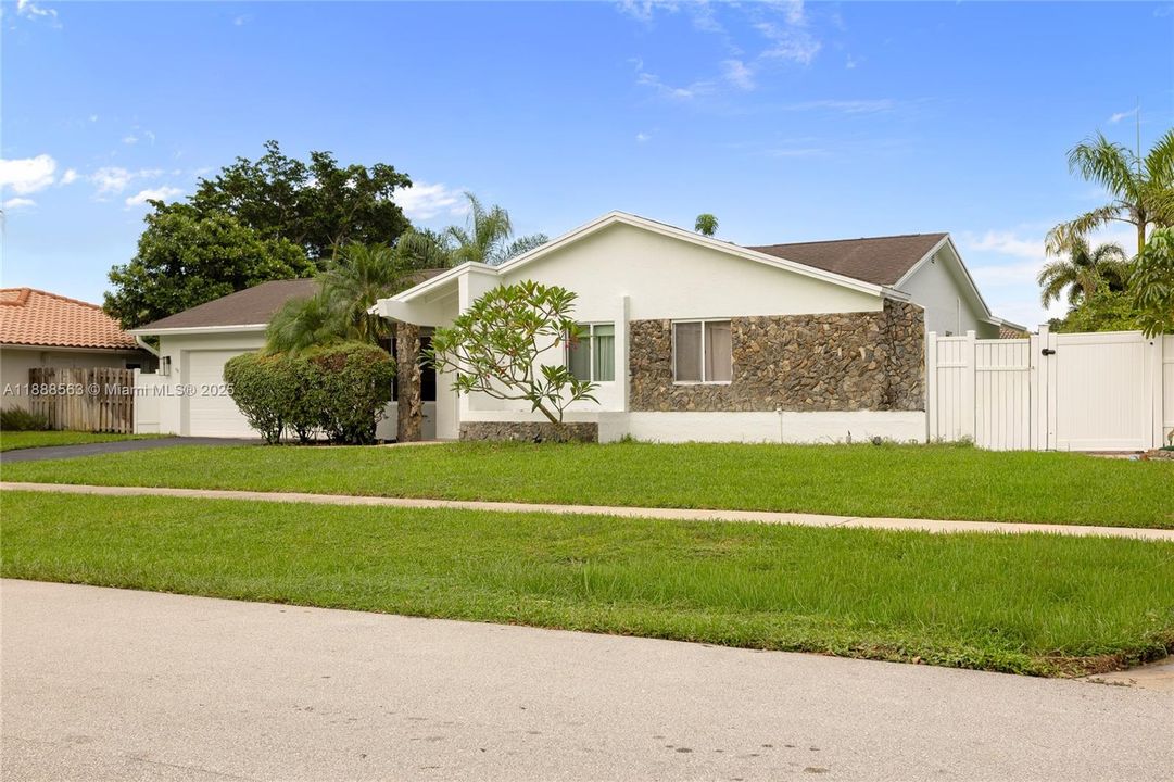 На продажу: $775,000 (4 спален, 2 ванн, 1902 Квадратных фут)