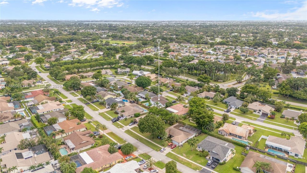 На продажу: $775,000 (4 спален, 2 ванн, 1902 Квадратных фут)