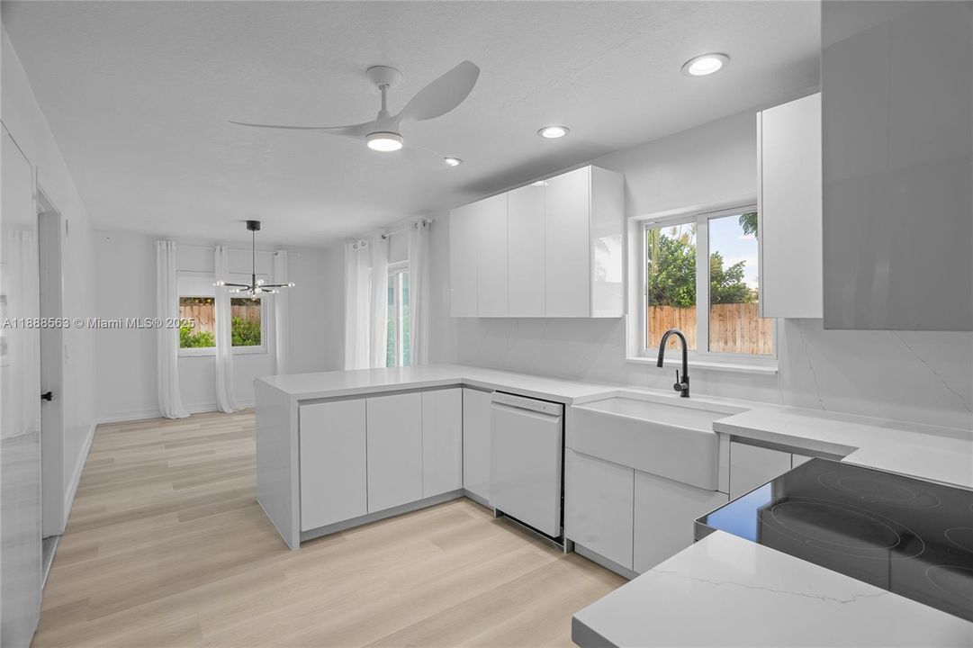 На продажу: $775,000 (4 спален, 2 ванн, 1902 Квадратных фут)