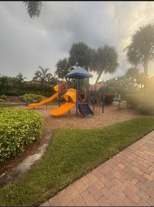 На продажу: $699,000 (4 спален, 2 ванн, 2288 Квадратных фут)