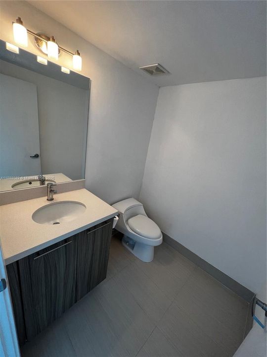 合同活跃: $6,500 (3 贝兹, 2 浴室, 1304 平方英尺)