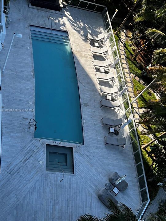 合同活跃: $6,500 (3 贝兹, 2 浴室, 1304 平方英尺)