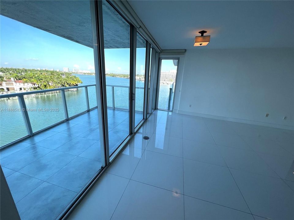 合同活跃: $6,500 (3 贝兹, 2 浴室, 1304 平方英尺)