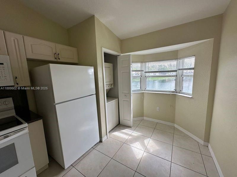 For Sale: $200,000 (2 beds, 2 baths, 815 Square Feet)