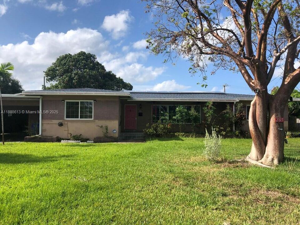 En Venta: $1,130,000 (0.47 acres)